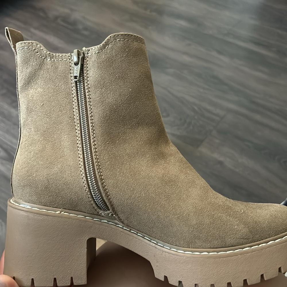 Universal Threads Chelsea Boots - Picture 5 of 5
